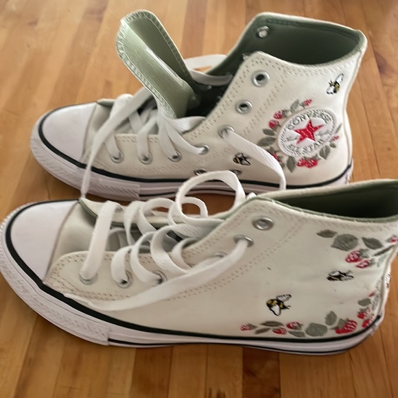 Converse high tops size 2 strawberries and bees - Picture 4 of 4